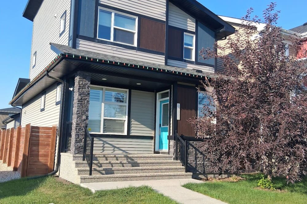 Southeast Edmonton House | Huge house with air-conditioning and bbq