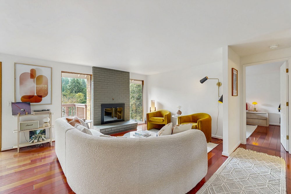 Fox Hollow House | Spacious family-friendly home with mountain views - near University of Oregon