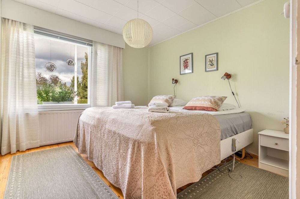 Rovaniemi House | Spacious Riverside House with Private Sauna & Free Parking