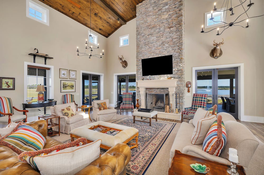 Nahunta Cabin | Private and Spacious 6-bedroom lodge on a lake