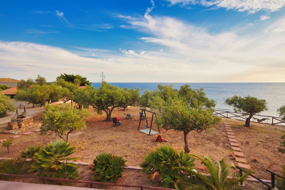 Sciacca Condo | Bongiovi Houses - App. Azure - 2 min from the beach, with garden and sea view