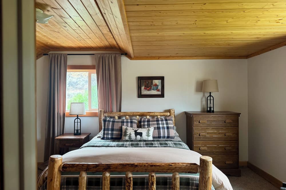 Salmon Cabin | Scenic Cabin Escape- Steps to Goldbug Trailhead