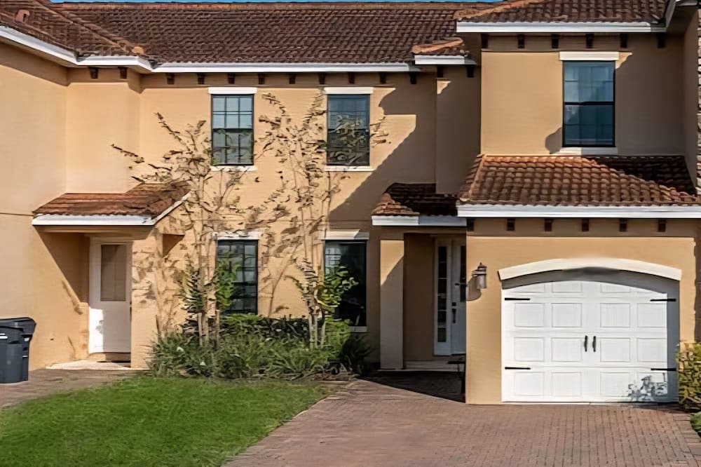 Haines City House | 3-bedroom townhome in tranquil Poinciana with fitness room, AC