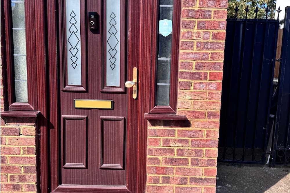 Harlington House | The Aviator | Modern Large 4 Bed Property | London | Mins From Heathrow