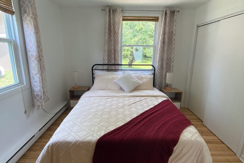 Chester House | Tucked Away Treasure- Cozy 2 bed house, large yard and pets welcome!