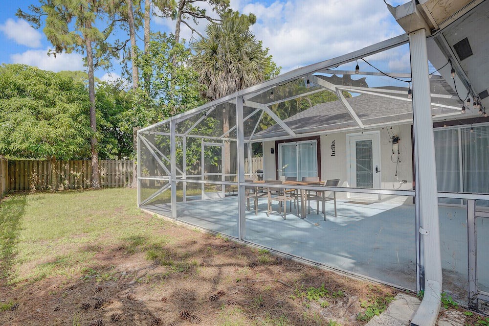 Wellington Villa | Modern and Spacious 2BR/2BA Villa in the heart of Wellington with Backyard