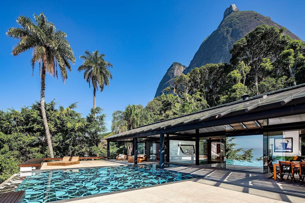 Sao Conrado Villa | ADV004 Villa for 10 with view on the beach