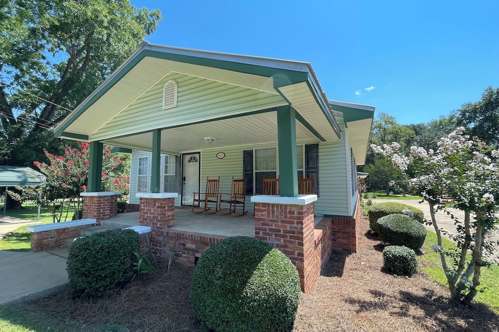 Bainbridge House | Lovely 3-bed 2 bath house with boat parking in charming Bainbridge