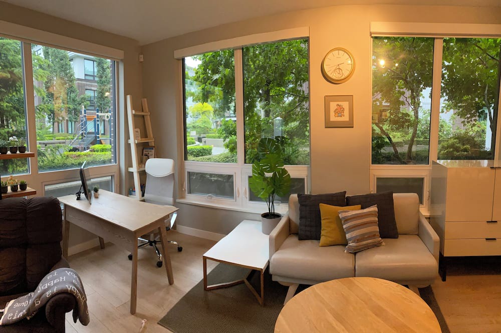 Richmond Apartment | Charming 2BR + 2bath Walking to Walmart & Dining