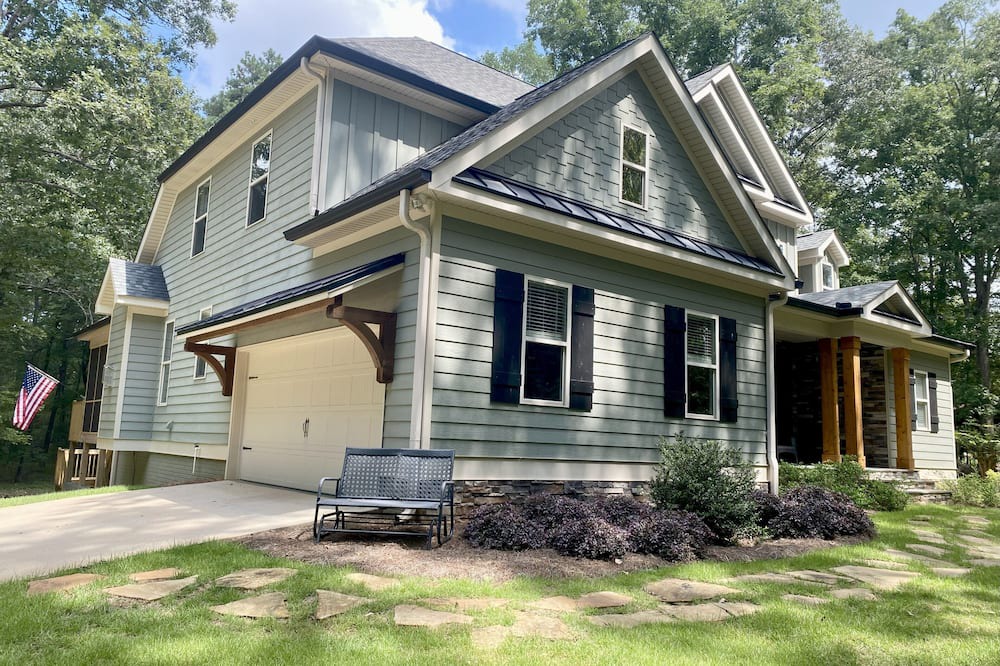 Senoia House | Privacy, view & location in one! Secret garden 4 bedroom Senoia home on 5 acres