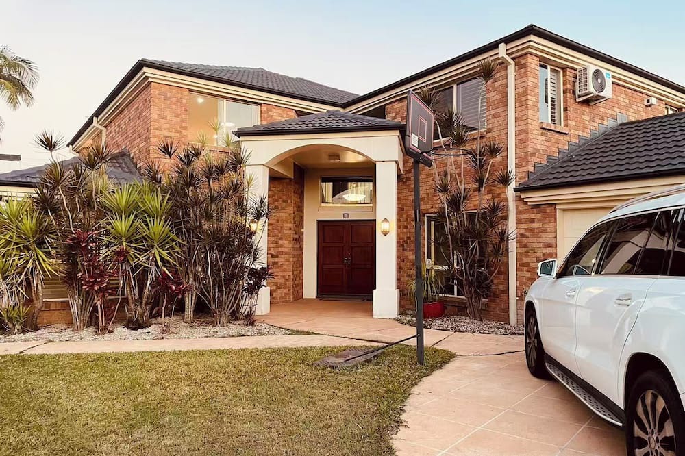 Carindale House | Spacious 5-bedroom house in lovely Carindale with AC