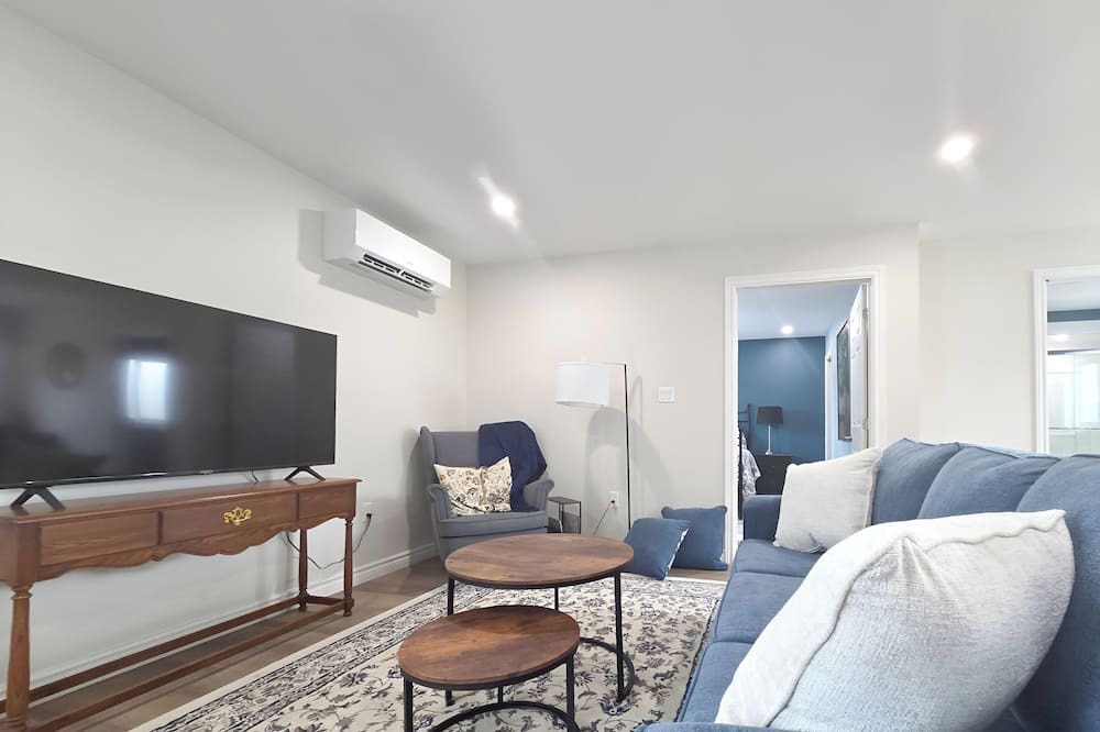 Chatham-Kent Apartment | Blue Forest apartment is close to downtown. A/C kitchen and laundry all provided