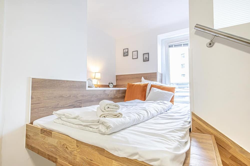 Krems an der Donau Apartment | Krems Bahnhof Room Air Condition TV shared kitchen