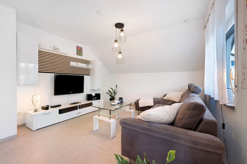 Moessingen Apartment | Holiday Apartment Rosengarten with Balcony and Wi-Fi