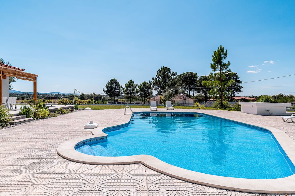 Palhais House | Holiday Home 'Palmela Sunset Villa' with Mountain View, Private Pool and Wi-Fi
