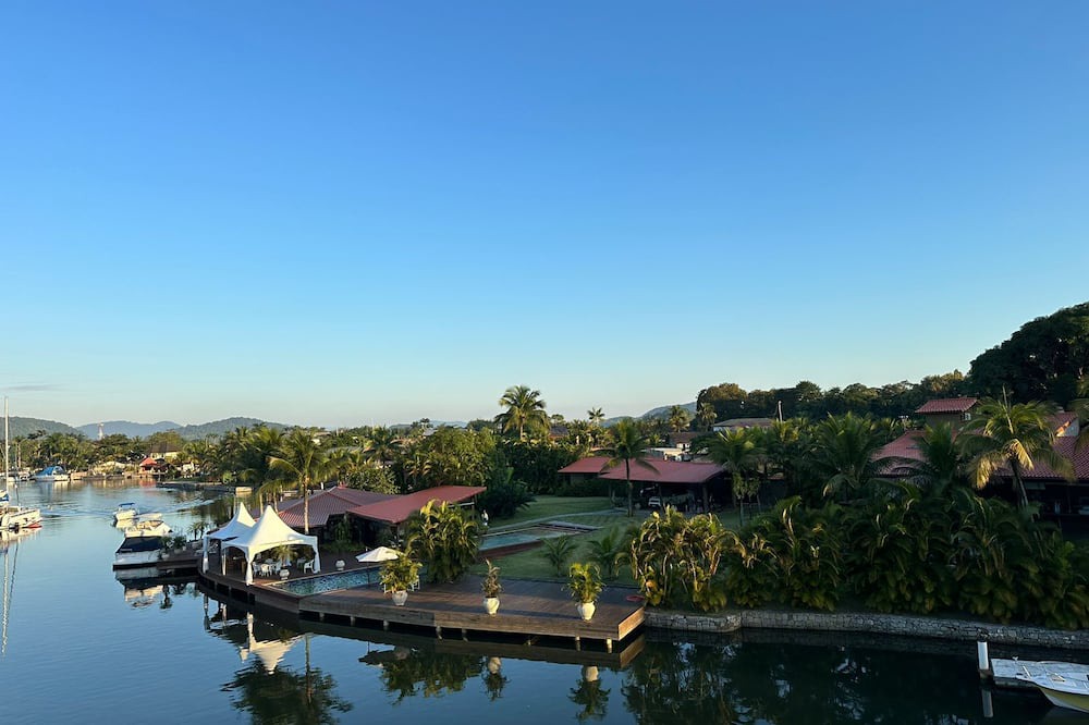 Bracui House | Angra dos Reis Mansion - 4,000 m2 of green area. 150 m of canal frontage. 100-foot boat