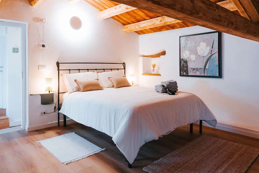Cison di Valmarino Apartment | Room 'With a View of the Village' with Wi-Fi and Air Conditioning
