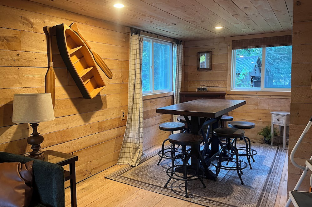 East Hickory House | Trout View Cottage-Creekside fire pit, 2 bedrooms Sleeps 6 near ANF fun!
