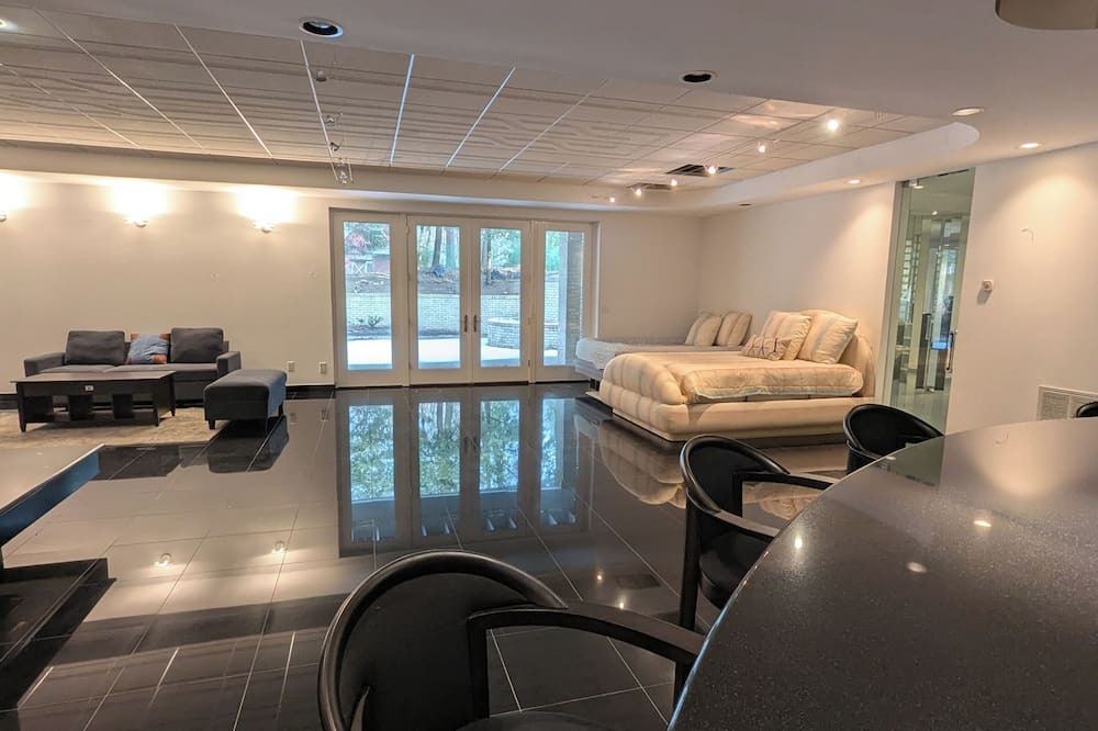 Montville Apartment | Cozy large space with private Sauna, gym & office in a tranquil neighborhood