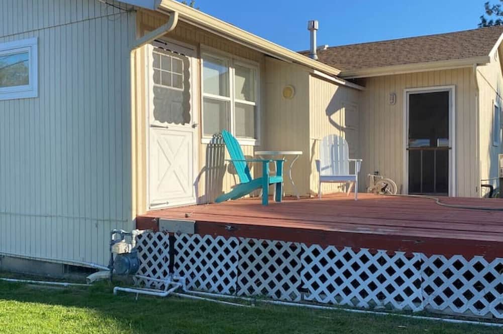 Umatilla House | Contractor-Friendly Stay Near Highway