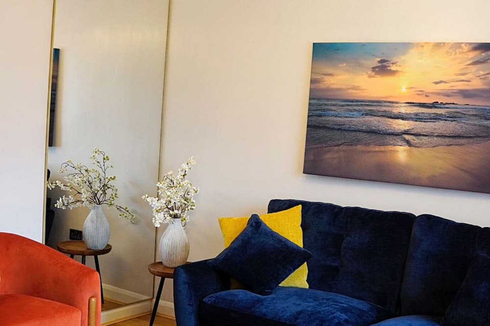 Weston on Trent House | Elite Unseen Suites! Home that offers a balance of comfort, style & convenience.