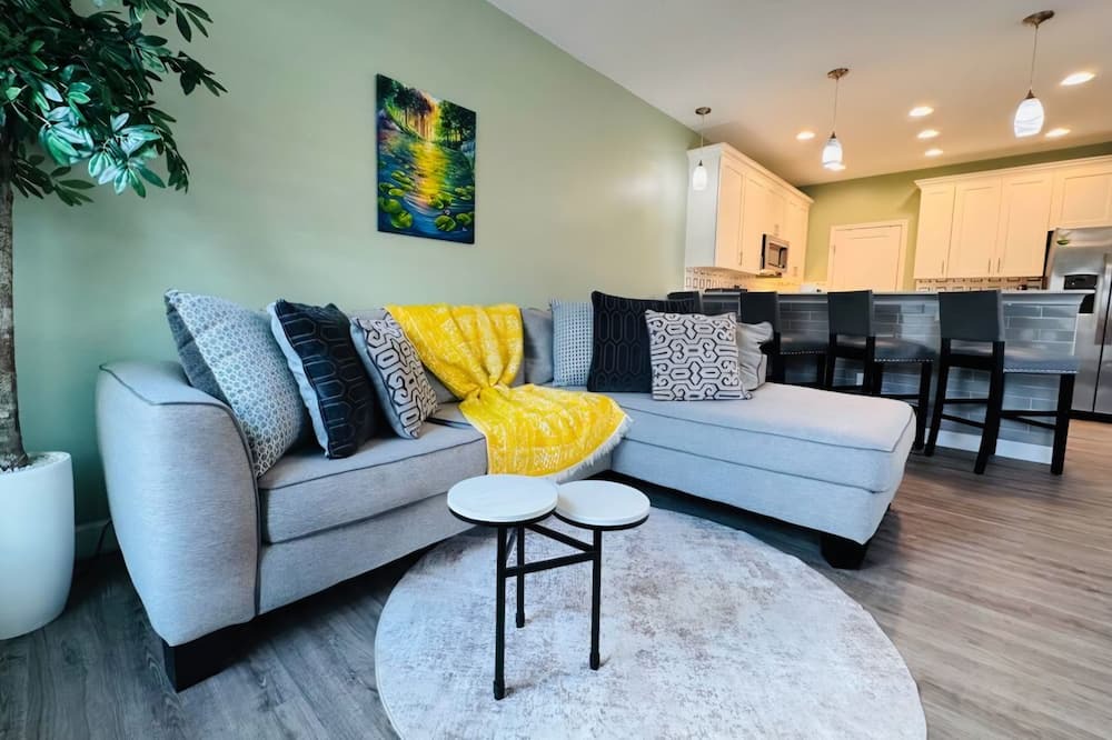 College Park House | 2B/2B College Park home w/fenced patio yard, close to DT Orl & WP. Pet Friendly!