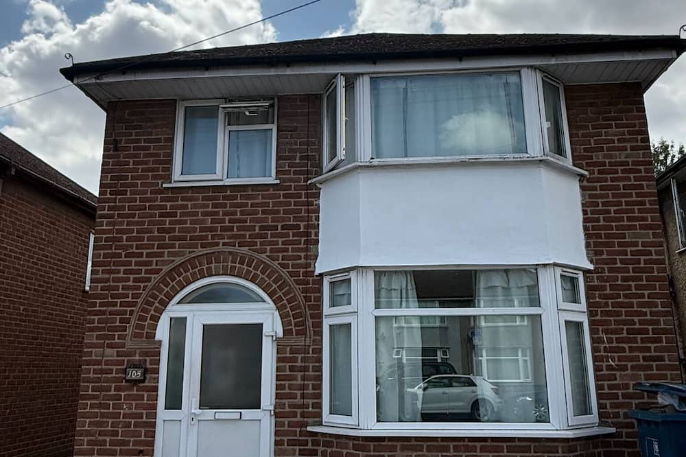 Oxford House | Cosy 3-Bedroom Home + Parking & Bus