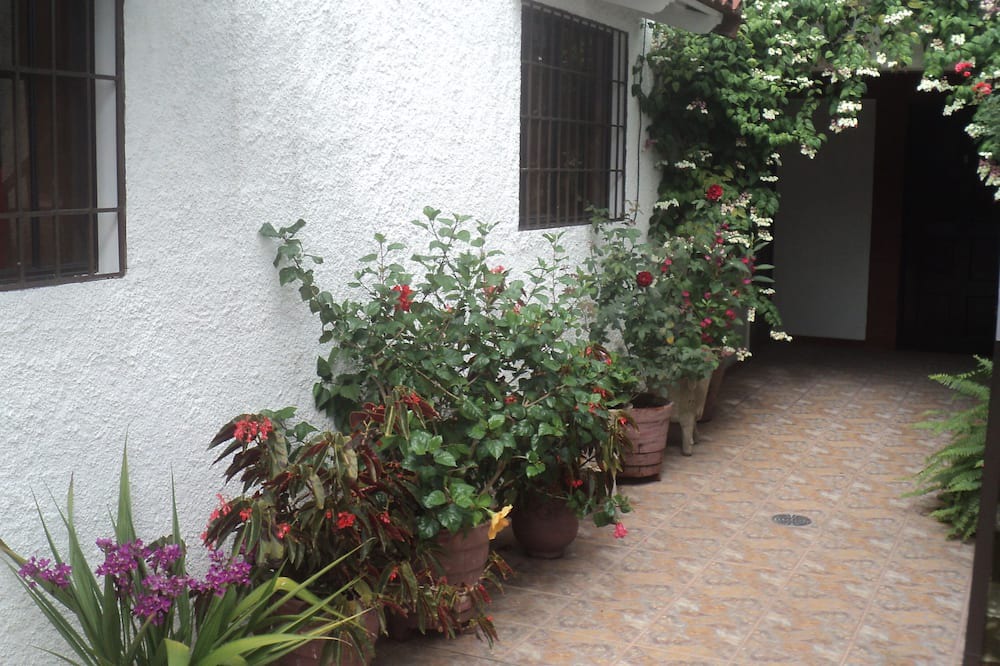 Cojutepeque Bed & Breakfast | Enchanting bed & breakfast with AC in Cojutepeque