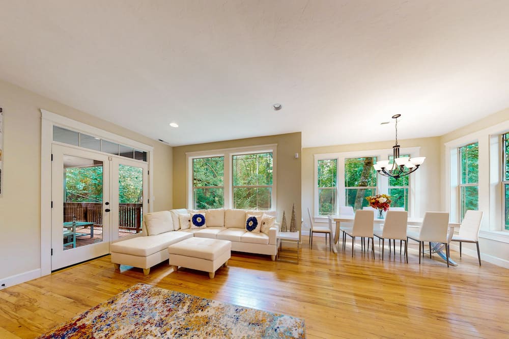 Southeast Eugene House | Exclusive Eugene retreat close to university with natural forest calm