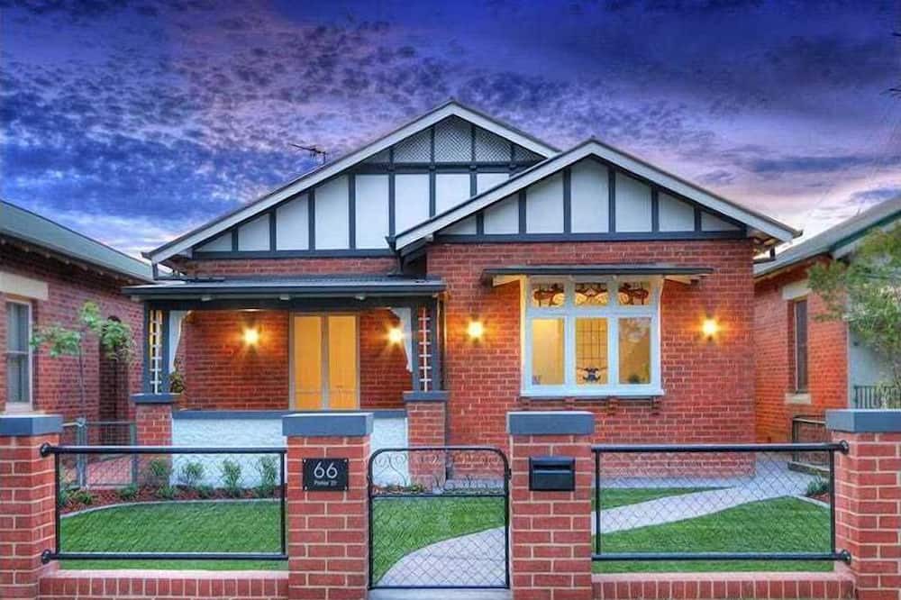 Wagga Wagga House | Peter's Central Haven - 66 Peter Street