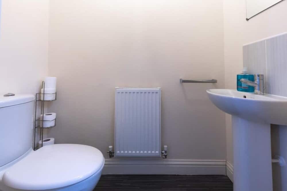 Holbrooks House | Fast Wi-Fi, Parking Available, Special Discount & Contractors in Coventry