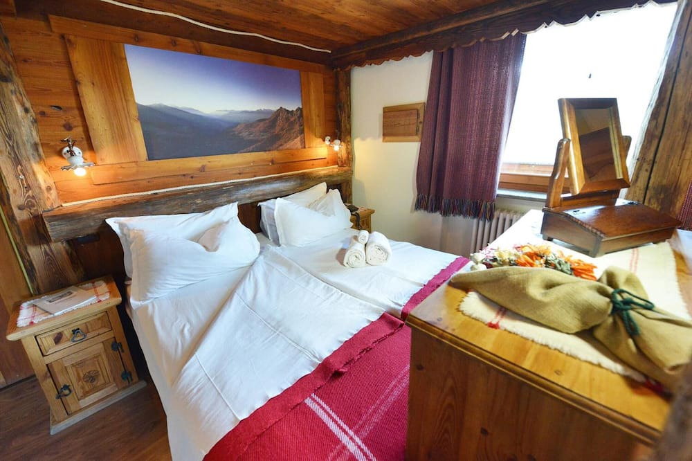 Torgnon Apartment | Room 'Tantané' with Mountain View, Shared Garden and Wi-Fi