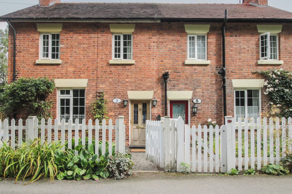 Chirk Bank House | 2 AQUEDUCT COTTAGES, pet friendly, character holiday cottage in Chirk