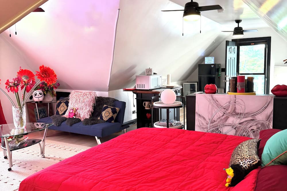 Yorkville House | 3BR Retreat in a House 2Floor