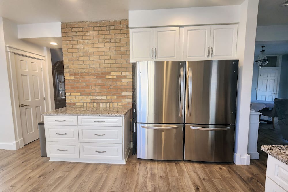 Monaca House | Elegant Family Haven