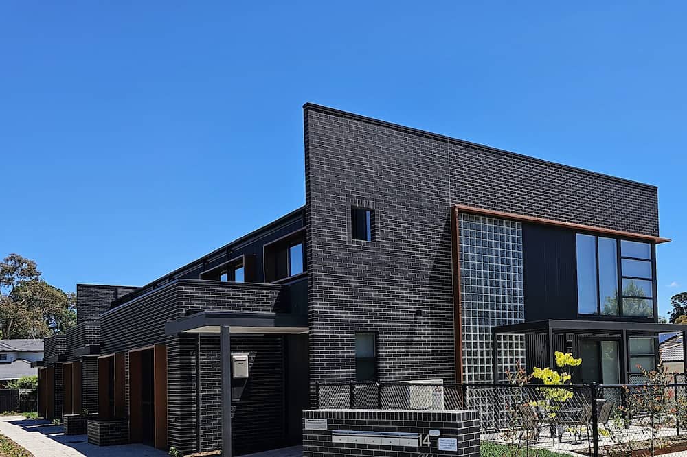 Pearce House | Comtemporary 4bedrm Townhouse with 2 car garage