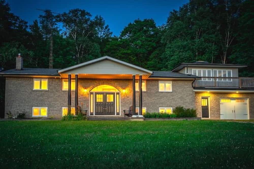 Chatsworth House | Find peace, comfort, and privacy at our spacious countryside home nestled in the heart of nature in Chatsworth!