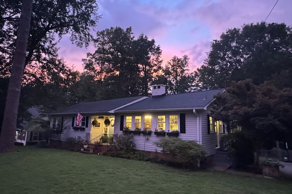 Opelika House | Cozy home on a quiet street