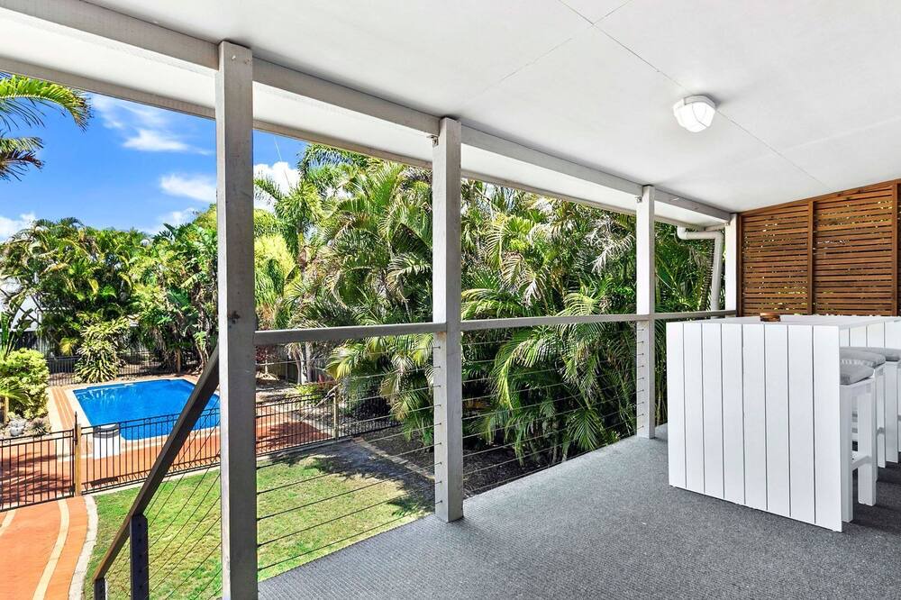 Urangan House | Large Waterfront Home With Pool