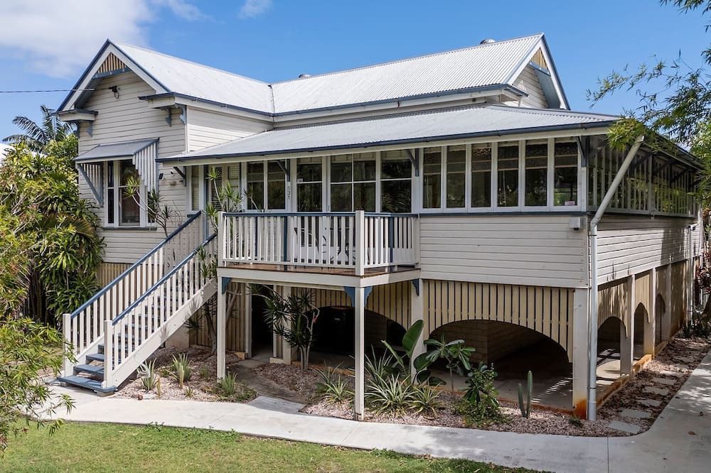 Urangan House | Spacious Family Holiday Home in Urangan