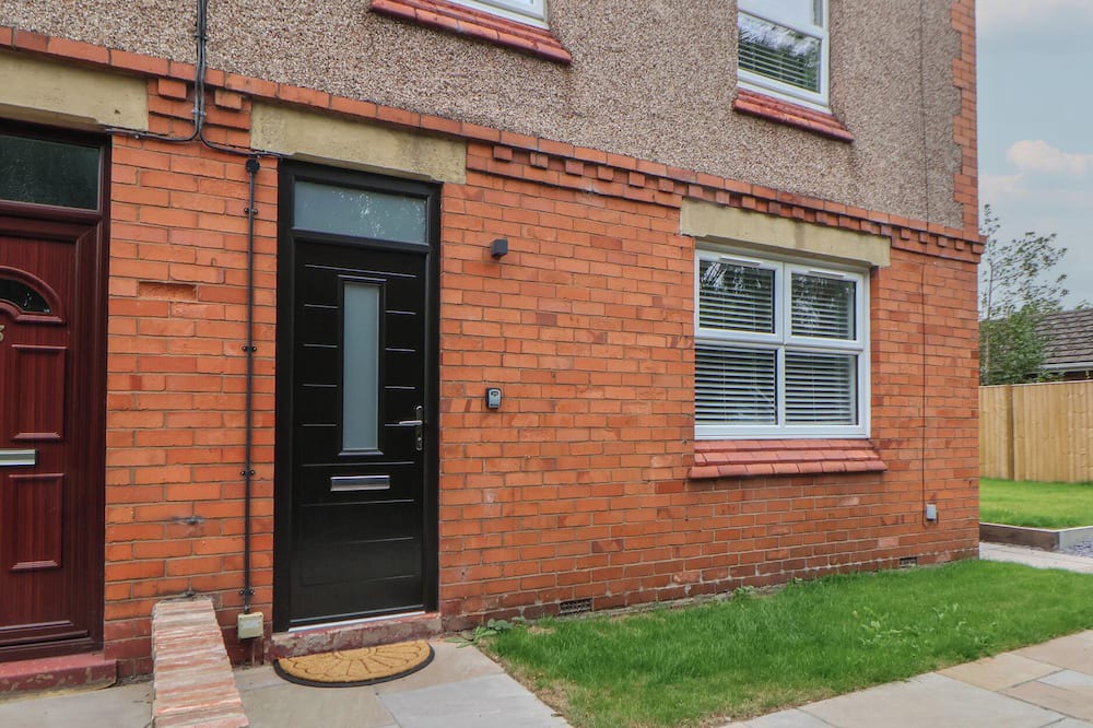 Flint Cottage | 5 MARSH LANE, pet friendly, with open fire in Flint