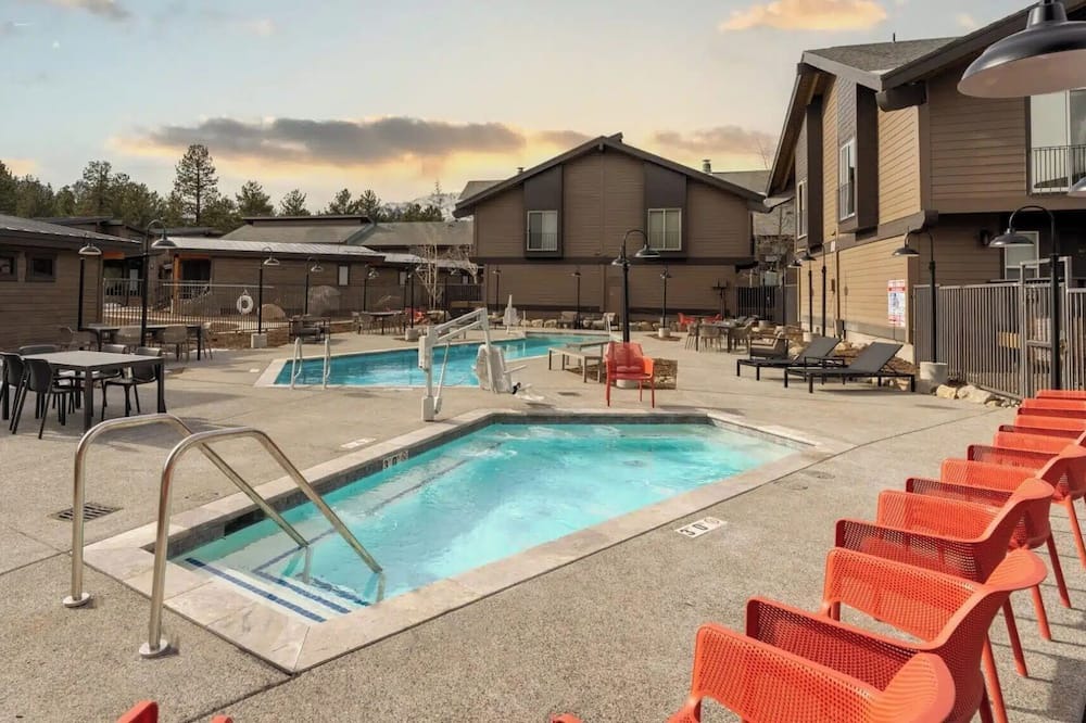 Mammoth Lakes Hotel | Retreat Steps From Devils Postpile National Monument & Scenic Trailheads