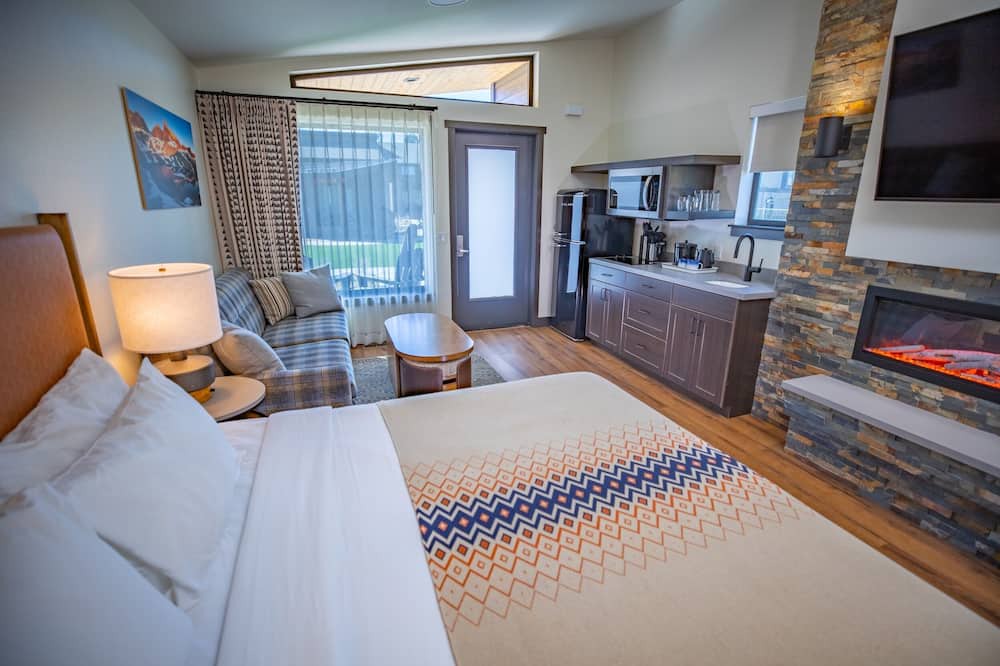 Mammoth Lakes Hotel | Alpine Room w/Private Parking, Steps from Adventure & Mammoth Ski Shuttle Stop