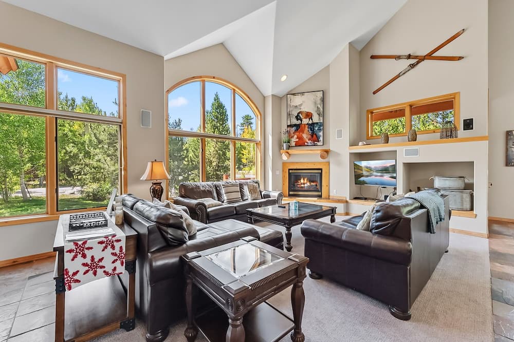 Three Peaks House | Modern Mountain Stay | Hot Tub, Fire Pit & Views