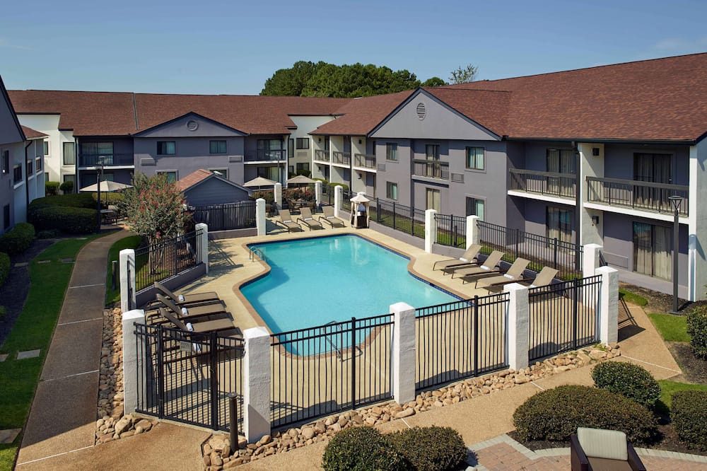 Norcross Hotel | 4 Relaxing Queen Units w/Pool, Free Parking, Pets Allowed!