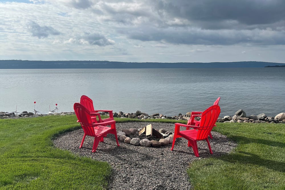 Shuniah Cottage | Lakefront cozy cottage on beautiful Lake Superior. Close to hiking and skiing.