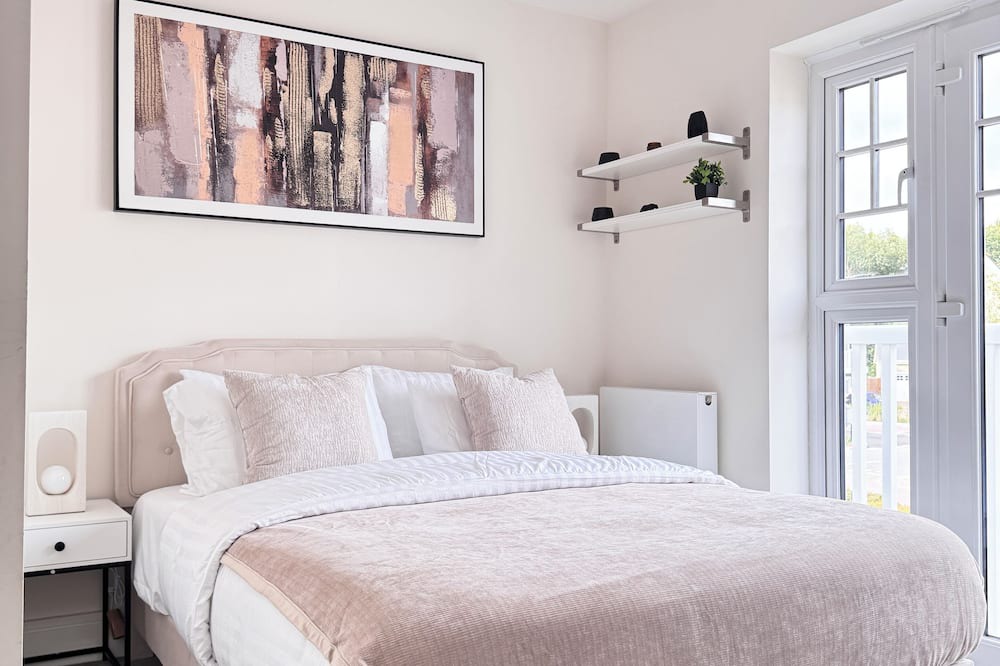Reading House | Stylish 4BR Home, Serene and Central.