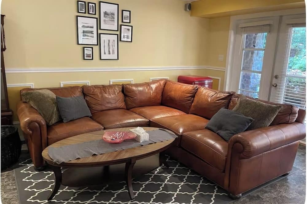 Surrey House | Beautiful 3 beds 2 bath Garden level suite in south Surrey