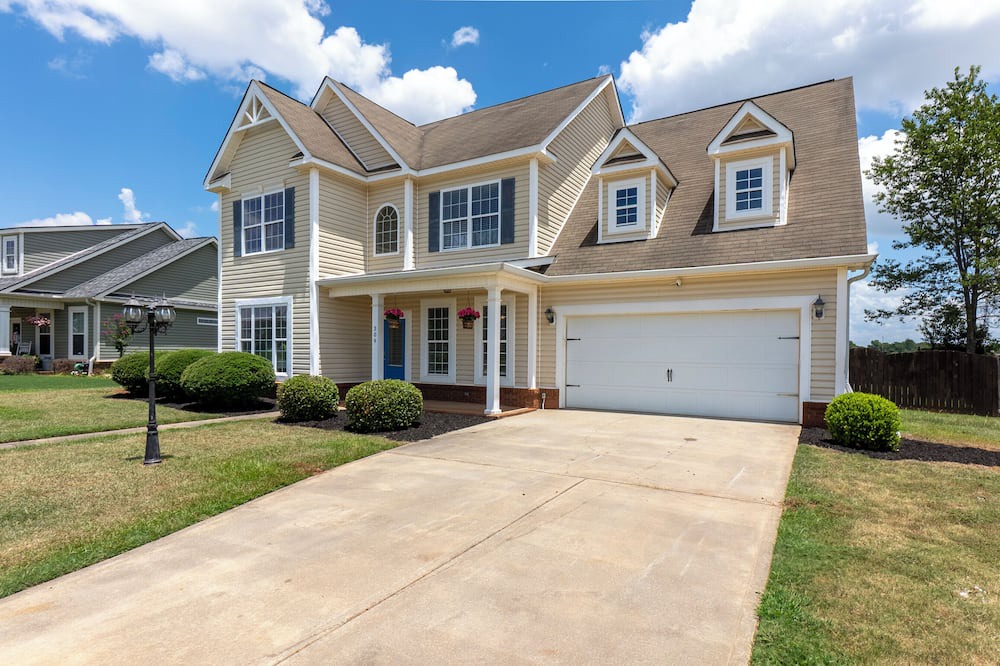 Warner Robins House | Spacious 5BR Retreat Sleeps 14 Huge Yard!