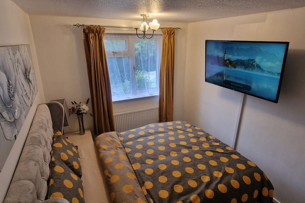 Leicester House | Detached 3 Bedroom House in Leicester with Private Parking & Garden